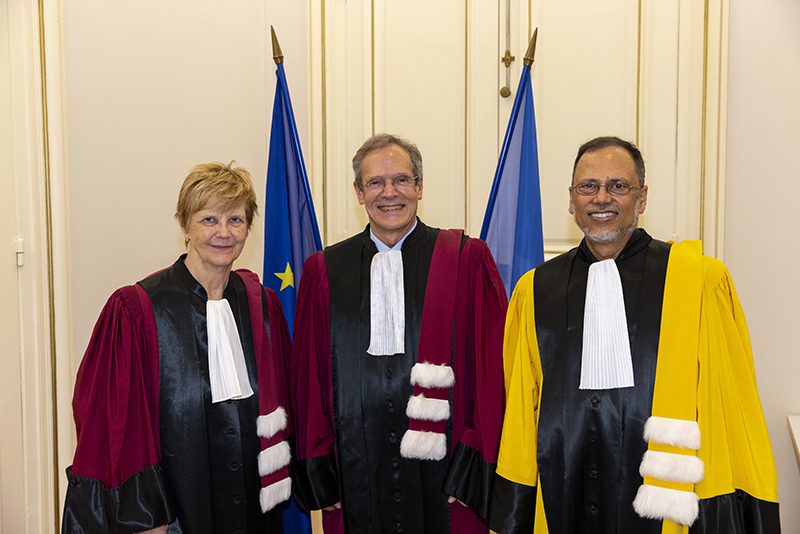 During theHonoris causa doctorate ceremony, Dipesh Chakrabarty is with Dorothy Bishop, also awarded a Honoris causa doctorate, and Marc Mézard, Head of the ENS © Frédéric Albert 